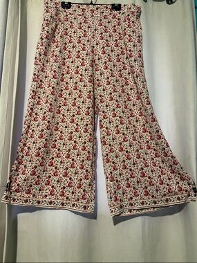 Max Studio Cream Wide-Leg Crop Pants with Red Floral Print